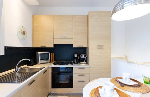 Bardello Apartamento | Moderno apartamento panorámico con piscina.