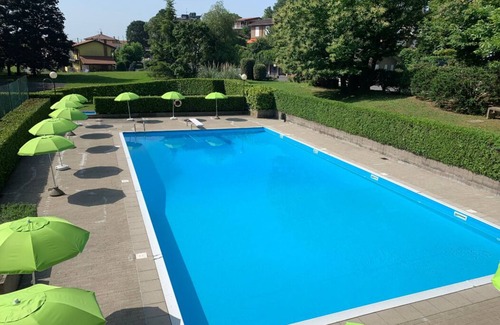 Bardello Apartamento | Moderno apartamento panorámico con piscina.