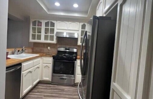 Lake Arrowhead Condominio | Modern Lake condo at the Village w pool, fireplace