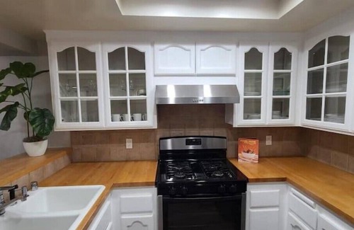 Lake Arrowhead Condominio | Modern Lake condo at the Village w pool, fireplace