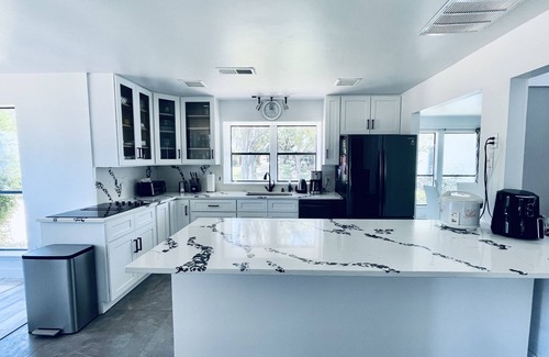 West Arlington Casa | Modern lake house in Arlington with gorgeous views
