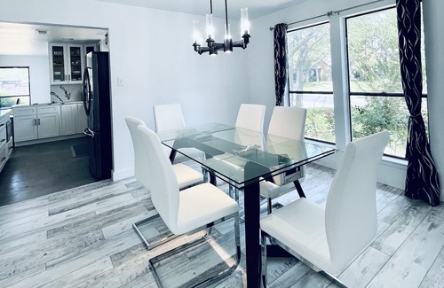 West Arlington Casa | Modern lake house in Arlington with gorgeous views