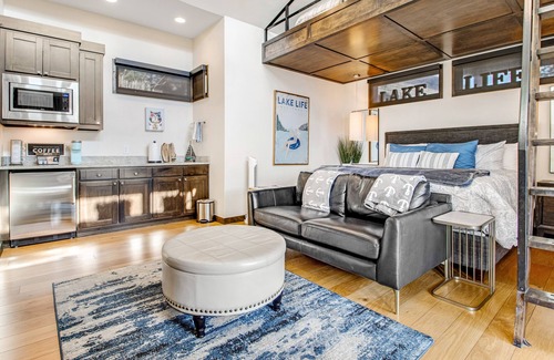 Spicewood Cabina | Modern lakeside cabin with loft, outdoor kitchen, alfresco dining, soaking tub