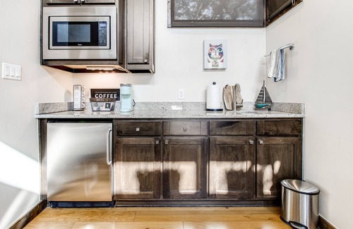 Spicewood Cabina | Modern lakeside cabin with loft, outdoor kitchen, alfresco dining, soaking tub