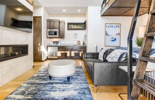 Spicewood Cabina | Modern lakeside cabin with loft, outdoor kitchen, alfresco dining, soaking tub