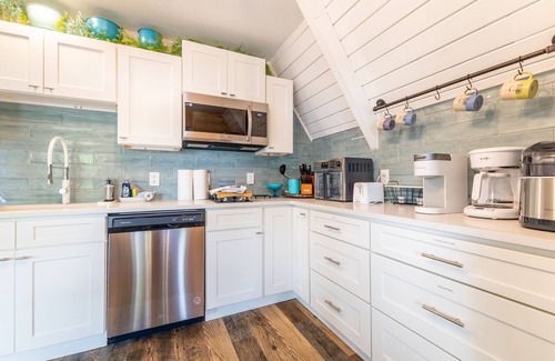 Ashley Oaks Chalet De Esquí | Modern Lakeside Chalet - Large Deck - Pontoon Rentals - BBQ Grill - Boat Slip