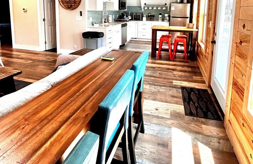 Ashley Oaks Chalet De Esquí | Modern Lakeside Chalet - Large Deck - Pontoon Rentals - BBQ Grill - Boat Slip