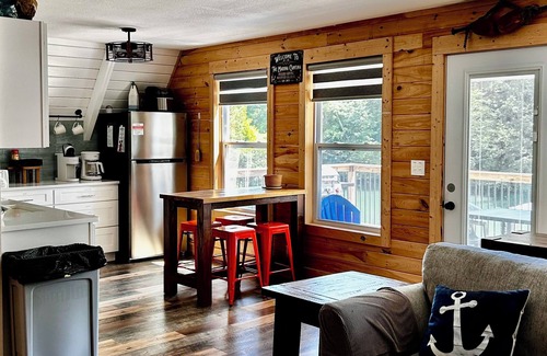 Ashley Oaks Chalet De Esquí | Modern Lakeside Chalet - Large Deck - Pontoon Rentals - BBQ Grill - Boat Slip