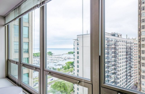Lake View East Apartamento | Modern Lakeview 1BR w/ Gym, Pool, 1 block to Lincoln Park, by Blueground