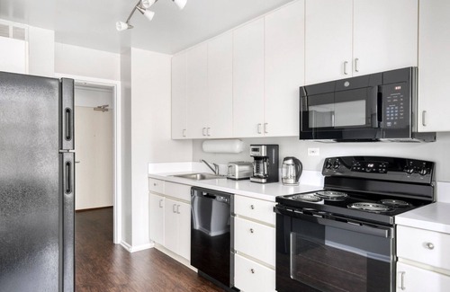Lake View East Apartamento | Modern Lakeview 2BR w/ Deck, Pool & Gym, nr Lincoln Park, by Blueground