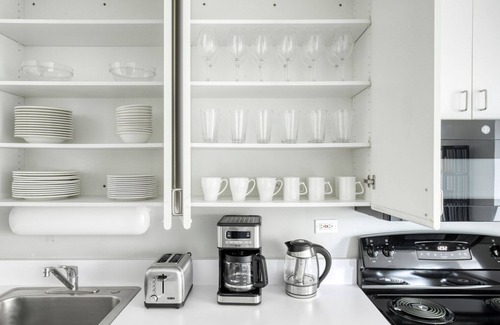 Lake View East Apartamento | Modern Lakeview 2BR w/ Deck, Pool & Gym, nr Lincoln Park, by Blueground