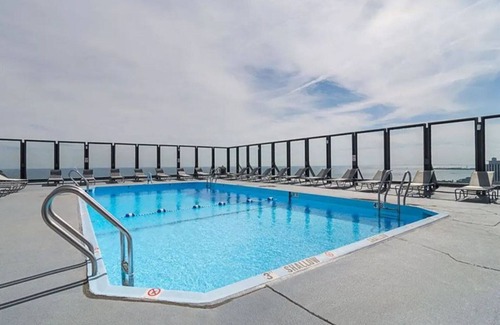 Lake View East Apartamento | Modern Lakeview 2BR w/ Deck, Pool & Gym, nr Lincoln Park, by Blueground