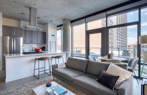 Lake View East Apartamento | Modern Lakeview 2BR w/ Roftop & Gym, nr Trail & Park, by Blueground