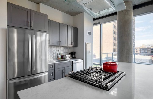 Lake View East Apartamento | Modern Lakeview 2BR w/ Roftop & Gym, nr Trail & Park, by Blueground