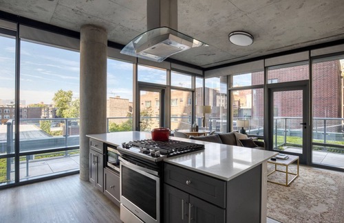 Lake View East Apartamento | Modern Lakeview 2BR w/ Roftop & Gym, nr Trail & Park, by Blueground