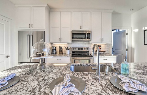 Granbury Casa | Modern 'Lakeview Hilltop Retreat' w/ Game Garage!