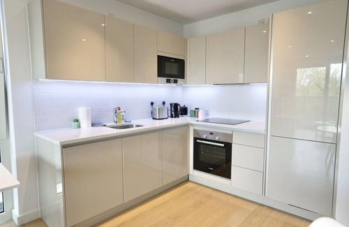 Walworth Condominio | Modern & Large 1b Apt with Balcony & Courtyard