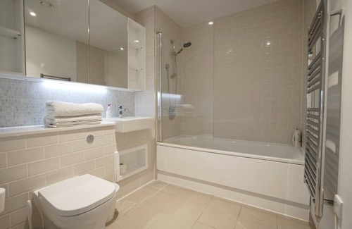 Walworth Condominio | Modern & Large 1b Apt with Balcony & Courtyard