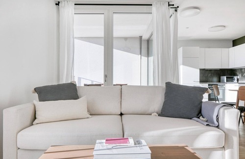 Vienna Apartamento | Modern Leopoldstadt 1BR w/ Rooftop & BBQ, near Metro U2, by Blueground