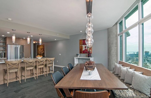 Smart Corner Condominio | Moderna, llena de luz Condo, siempre con vistas norte, oeste y sur!
