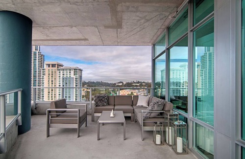 Smart Corner Condominio | Moderna, llena de luz Condo, siempre con vistas norte, oeste y sur!