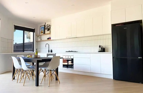 Glenroy Casa | Modern living - Close to city & airport ✈️