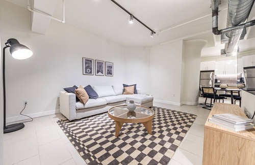 Historic Core Apartamento | Modern Loft | 1BR in Downtown LA with Rooftop!