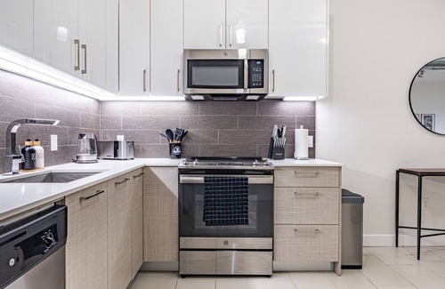 Historic Core Apartamento | Modern Loft | 1BR in Downtown LA with Rooftop!