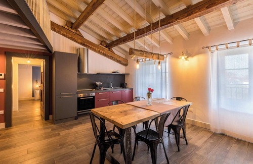 Desenzano del Garda Apartamento | Moderno apartamento tipo loft "Begonia" con Wi-Fi, jardín y piscina compartidos