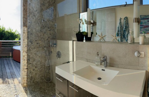 La Jolla Mesa Casa | Modern Loft Style Living in North Pacific Beach close to Ocean