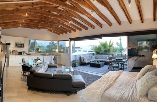 La Jolla Mesa Casa | Modern Loft Style Living in North Pacific Beach close to Ocean