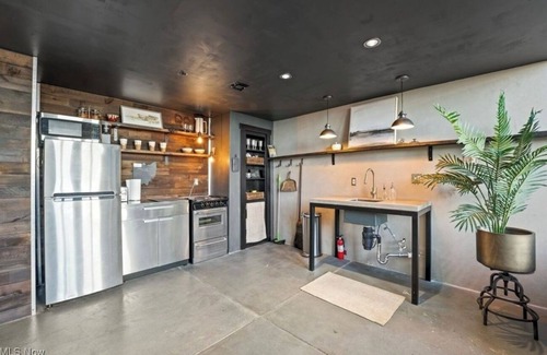 Downtown Cleveland Condominio | Modern Loft w/Private Terrace + Views of Lake Erie & Browns Stadium