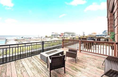 Downtown Cleveland Condominio | Modern Loft w/Private Terrace + Views of Lake Erie & Browns Stadium