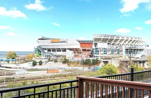 Downtown Cleveland Condominio | Modern Loft w/Private Terrace + Views of Lake Erie & Browns Stadium
