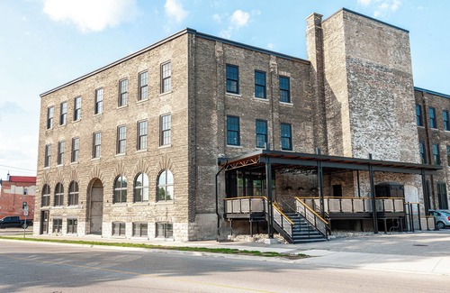 Stratford Condominio | Modern loft with rustic character steps to downtown Stratford