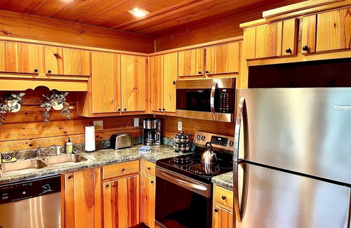 West Jefferson Casa | Modern Log Cabin TH Retreat | Peaceful | Mountain Views | Steps to Downtown WJ