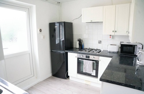 Hale Casa | Modern London House With Free Parking & Family Friendly