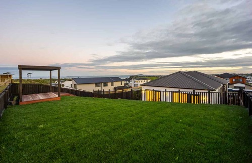Long Bay Casa | Modern Long Bay comfort near beach and cafes.