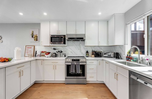 Daly City Casa | Modern Lux 4B/3BA Retreat w/ LED Game Room and Bar