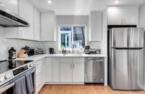 Daly City Casa | Modern Lux 4B/3BA Retreat w/ LED Game Room and Bar
