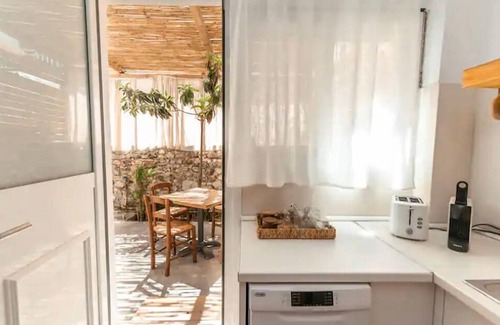 Kos Apartamento | Modern LuxArt Apt 5' from Kos DΤ & beach. Ideal for couples.