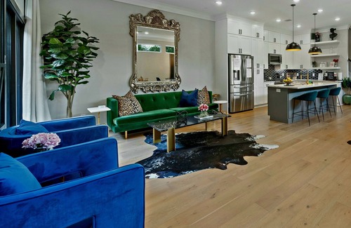 Northside Casa | ☆Modern Luxe Downtown Home w backyard oasis☆ HotTub Gazebo 2021sq.ft Sleeps 12