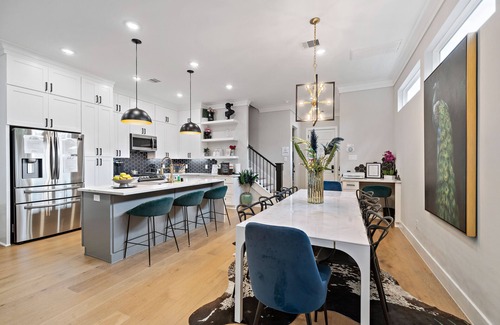 Northside Casa | ☆Modern Luxe Downtown Home w backyard oasis☆ HotTub Gazebo 2021sq.ft Sleeps 12