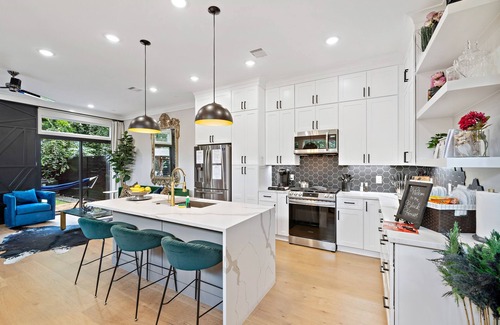 Northside Casa | ☆Modern Luxe Downtown Home w backyard oasis☆ HotTub Gazebo 2021sq.ft Sleeps 12