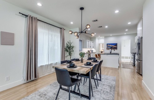 Fort Worth Cultural District Casa | Modern Luxe Retreat w/Patio, walk to Dickies, close to Will Rogers and TCU