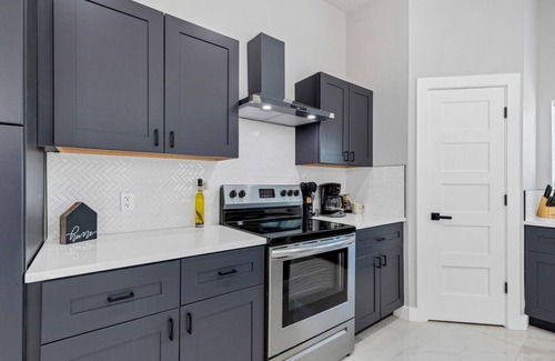 Alamo Heights Casa | Modern Luxe Retreat|Sleeps 12|Alamo Heights