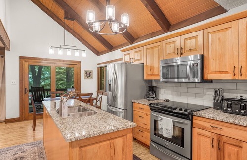 Treeloft Casa | Modern Luxe Treetop Retreat-Hot Tub, Gas Fire Pit, Steps to Ski! Guest Favorite!