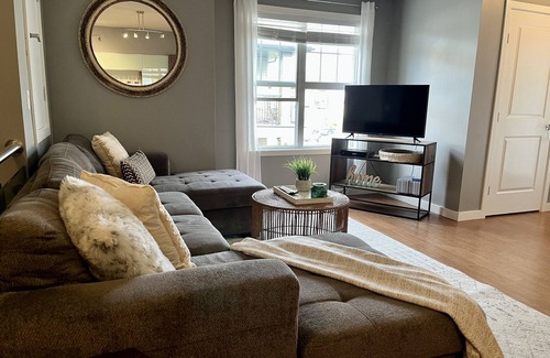 Saskatoon Condominio | Modern Luxurious 2 BR Condo + Pool + Hot Tub + Games Room + Gym