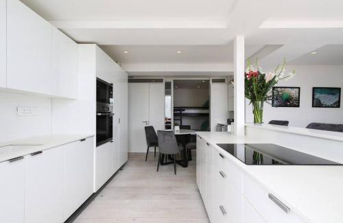 Bantry Bay Apartamento | Modern & Luxurious Seaside Apartment