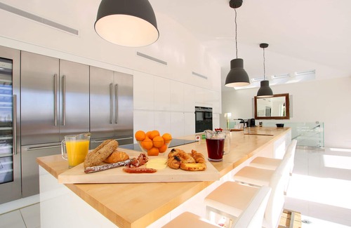 Urbanizacion Hacienda las Chapas Villa | Villa moderna y lujosa en Marbella con vistas